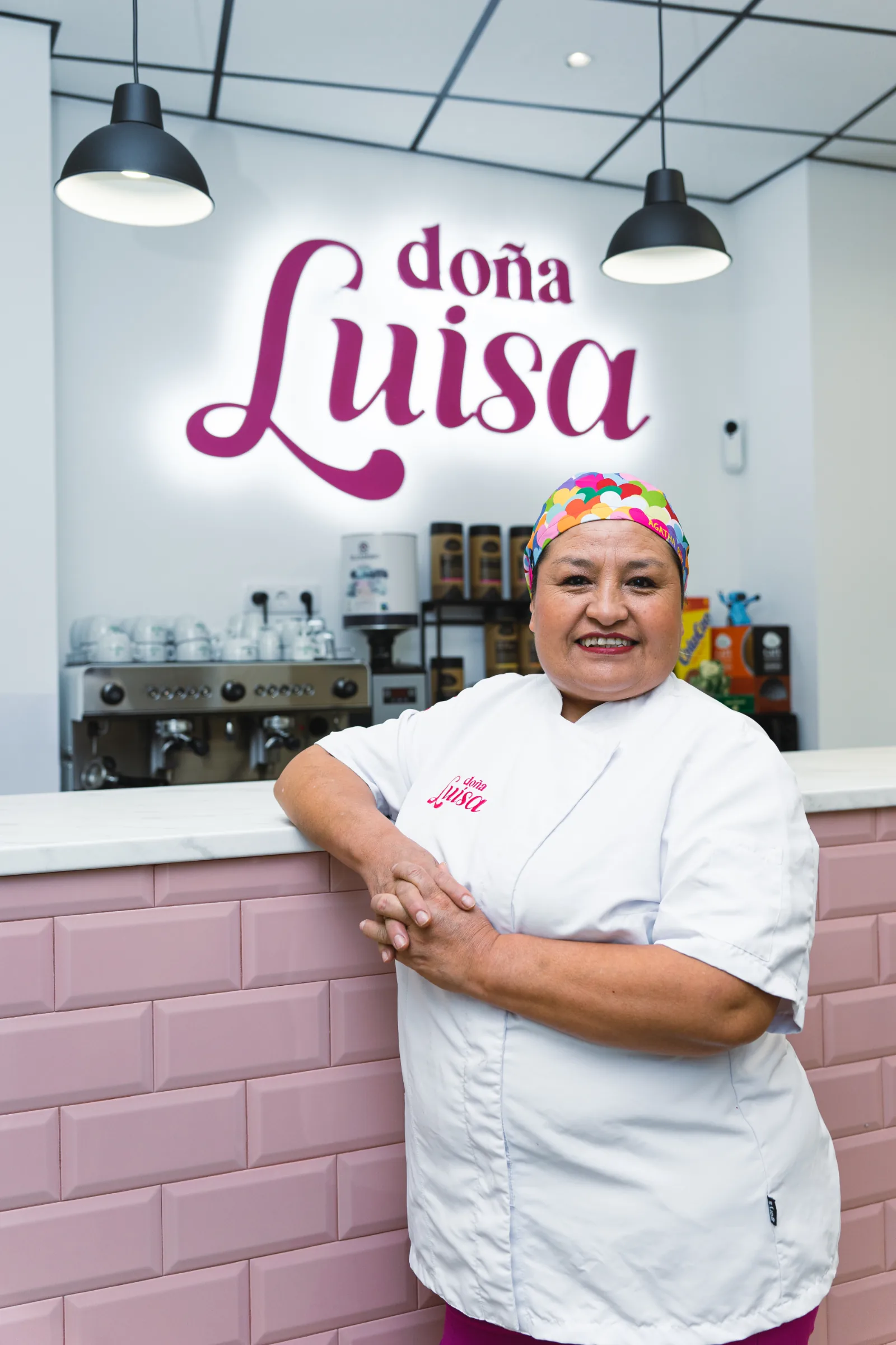 Retrato en la cafetería, bajo el rótulo de Doña Luisa
