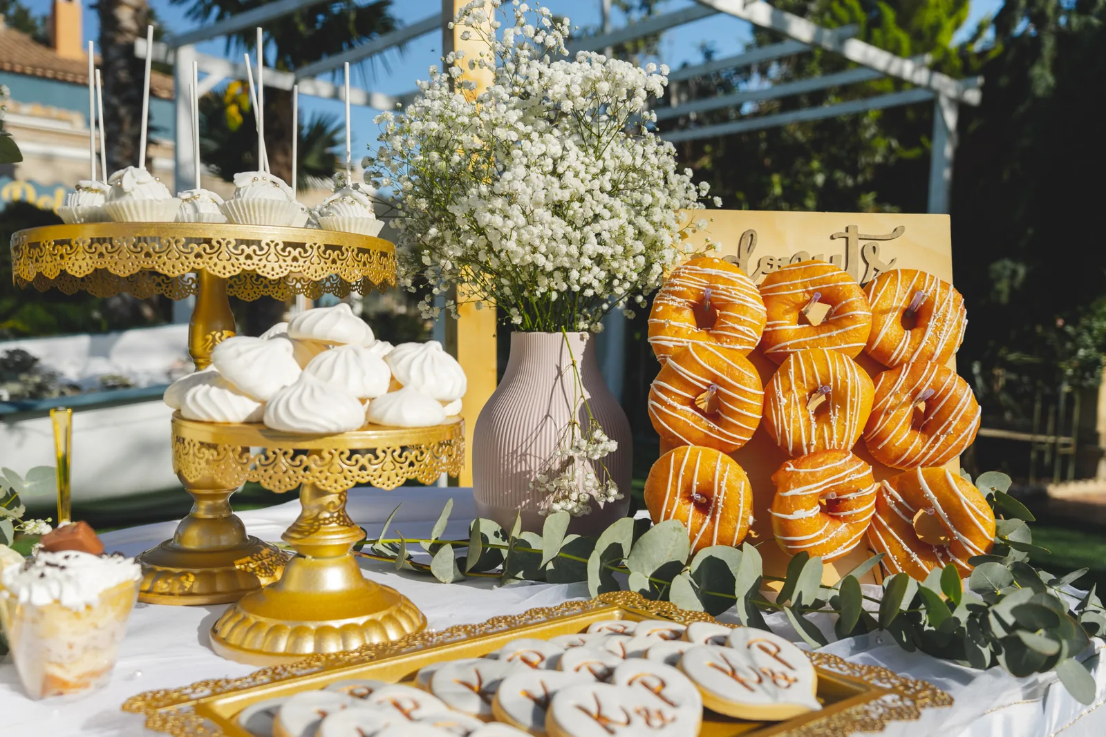 Mesa dulce con tarta, galletas y merengues
