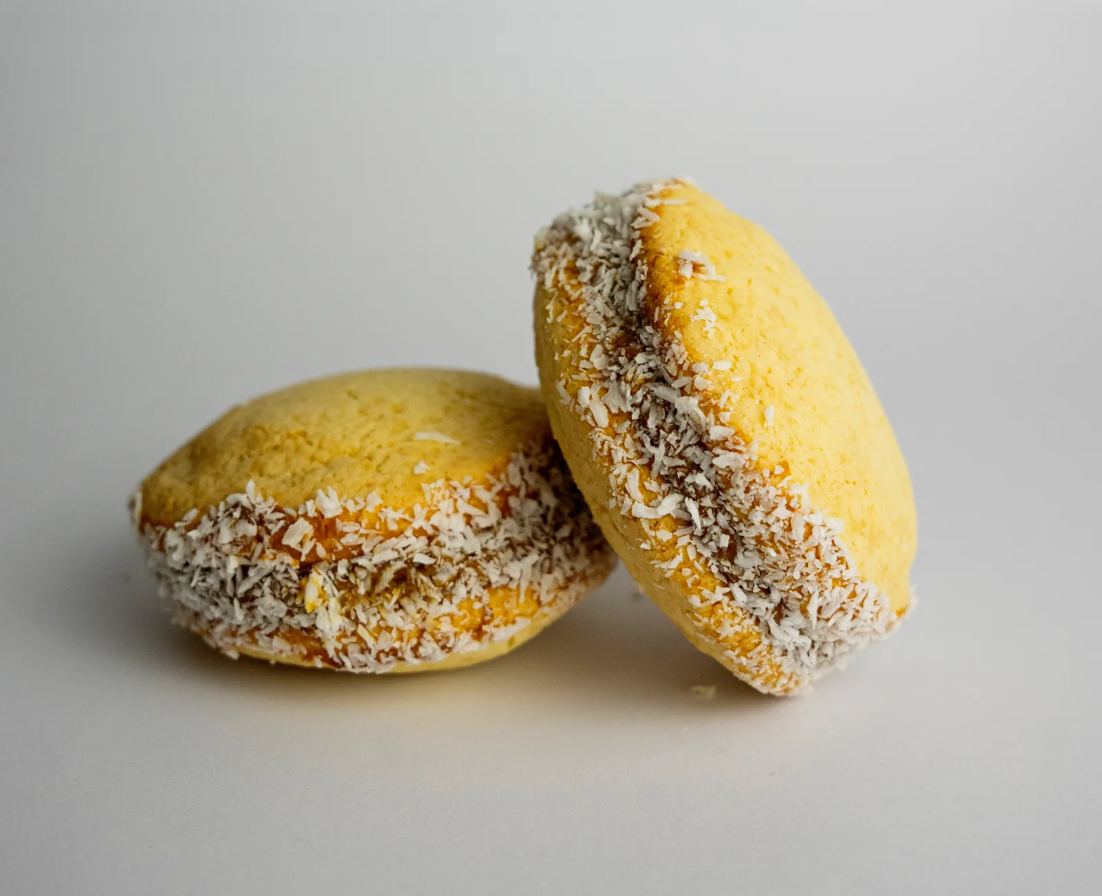 Alfajores con dulce de leche y coco
