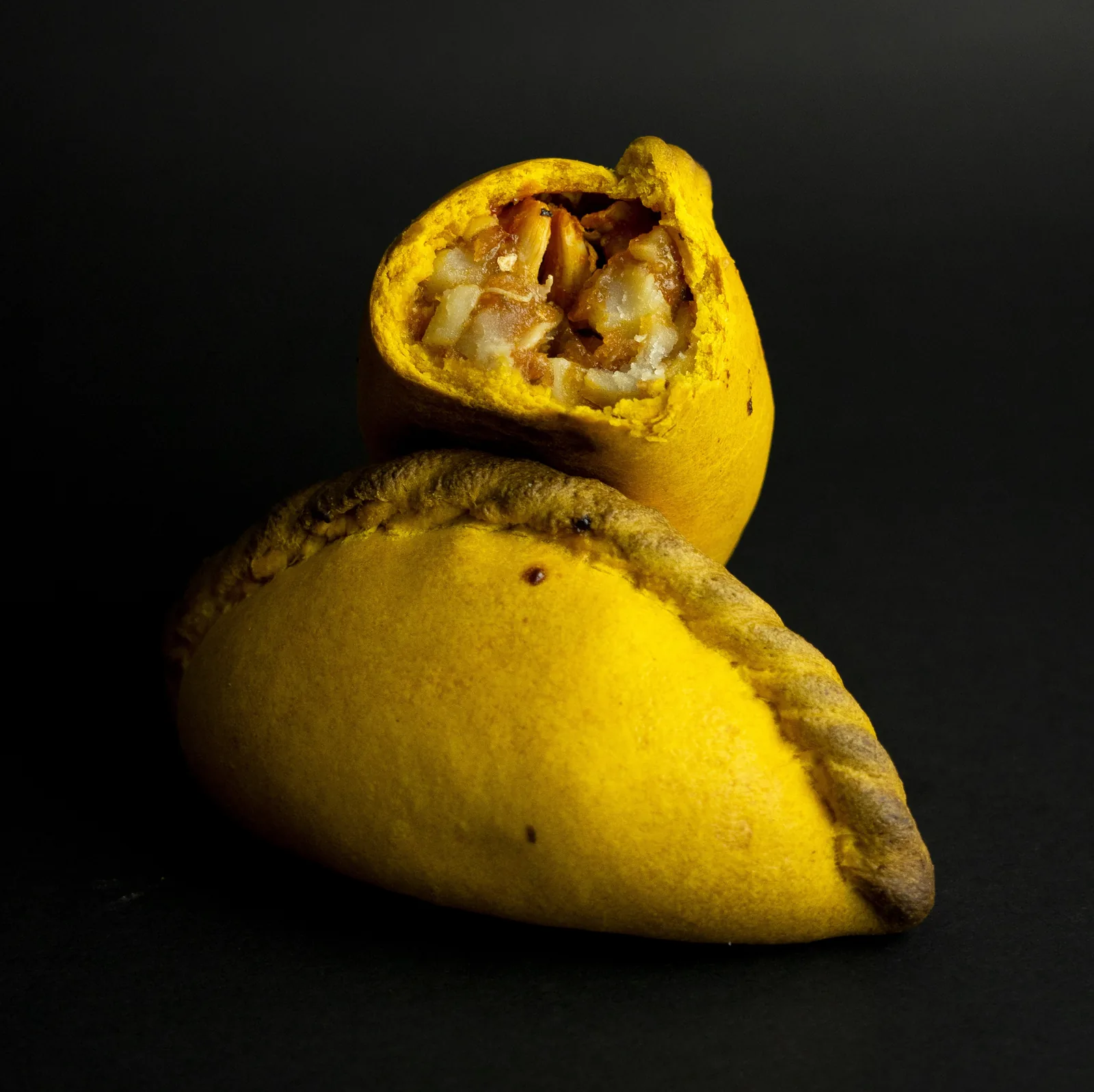 Salteña abierta, con su jugo